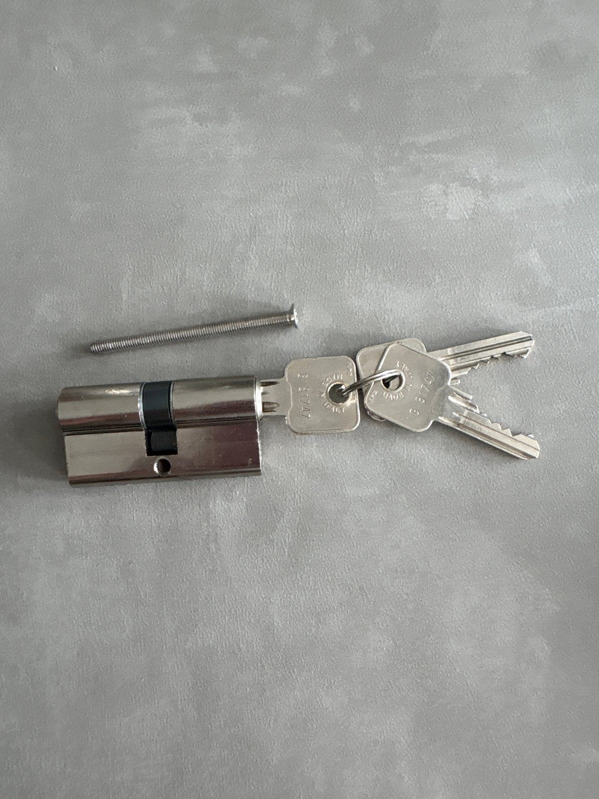 Cilinderslot met sleutels en bevestigingsschroef, Ophalen, Zo goed als nieuw, Slot