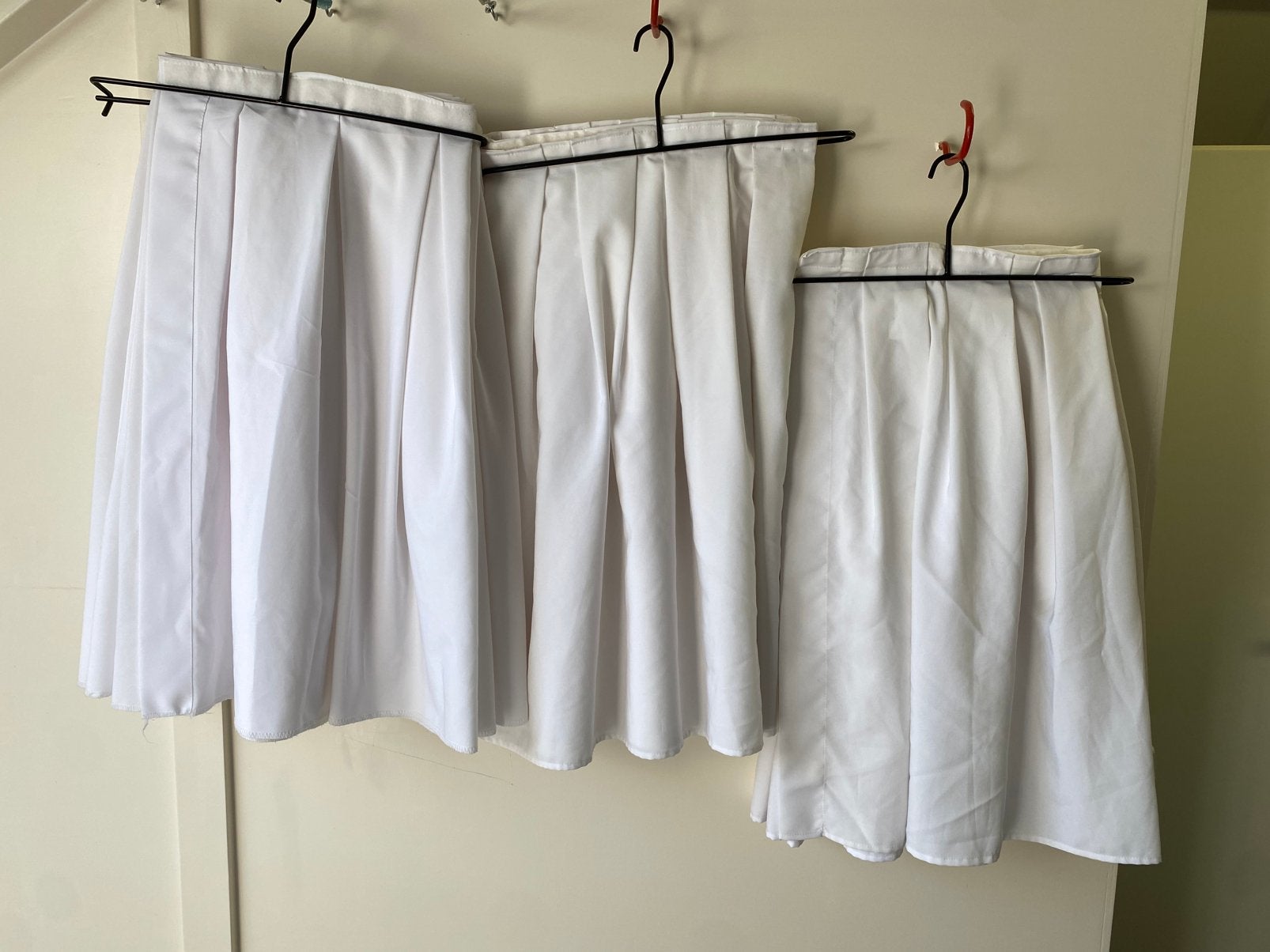 Te koop: 3 stuks witte tafelrokken, Ophalen of Verzenden, Zo goed als nieuw