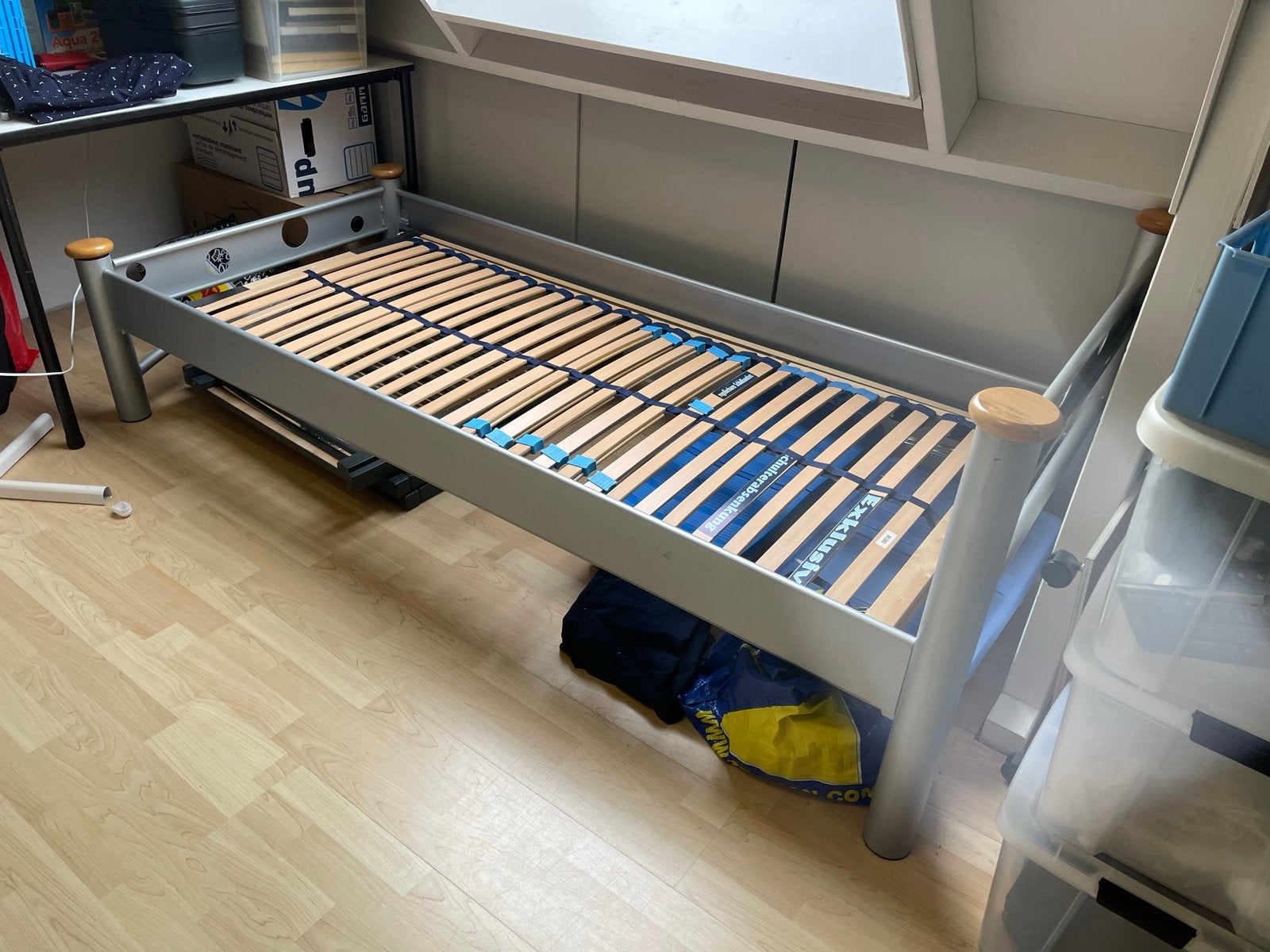 Bedframe 90x200 + lattenbodem + vrijwel nieuw matras, Ophalen, Gebruikt, 90 cm, Eenpersoons
