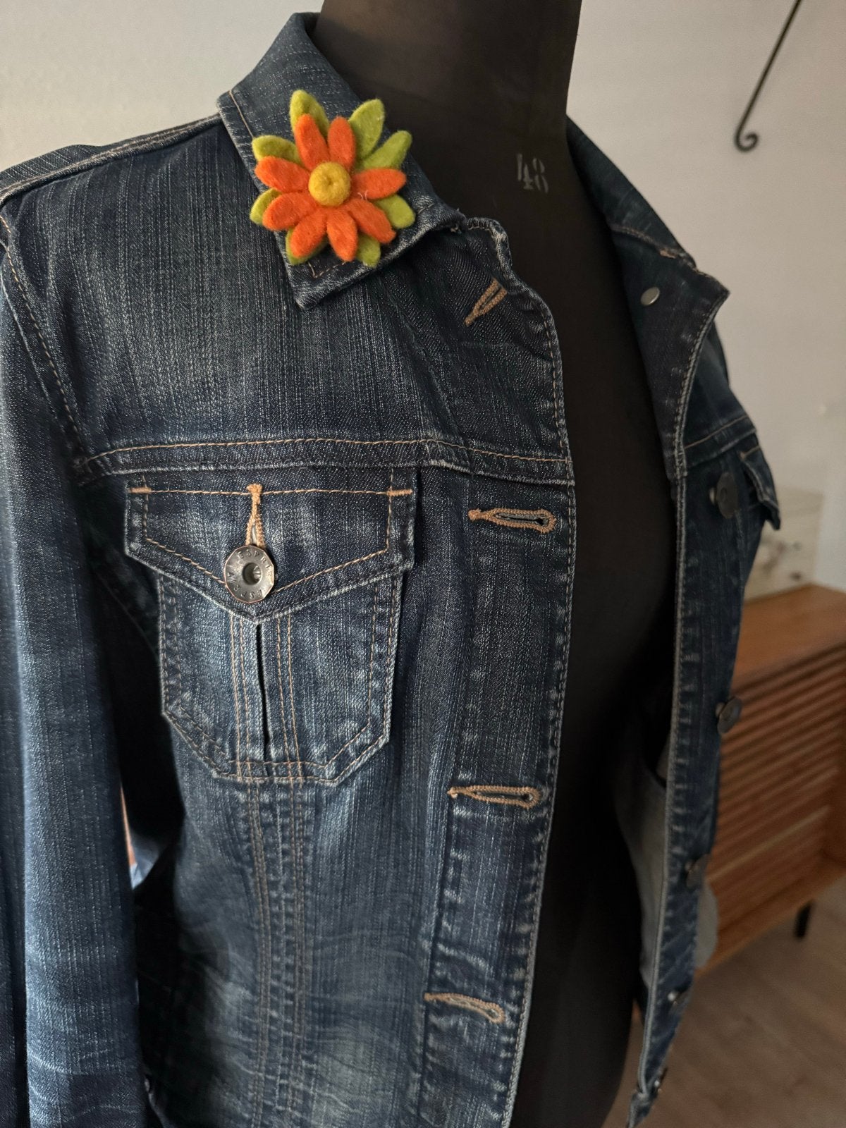 Esprit spijkerjack met bloembroche, Ophalen of Verzenden, Zo goed als nieuw, Maat 42/44 (L), Blauw