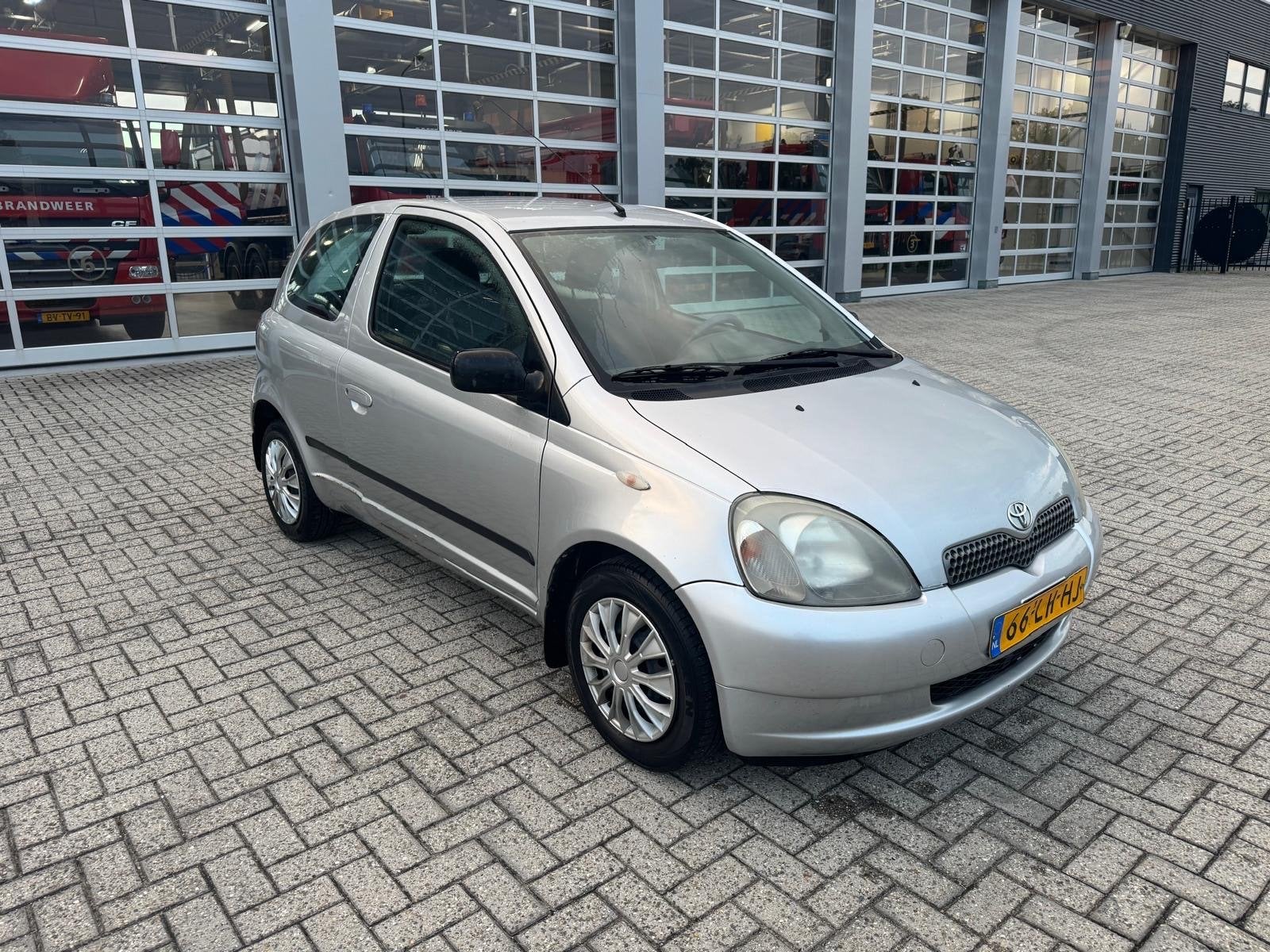 Toyota Yaris 1.3 16V 3DR 2003 IJSKOUDE AIRCO & APK 09/27, Auto's, Voorwielaandrijving, 4 cilinders, 400 kg, Origineel Nederlands