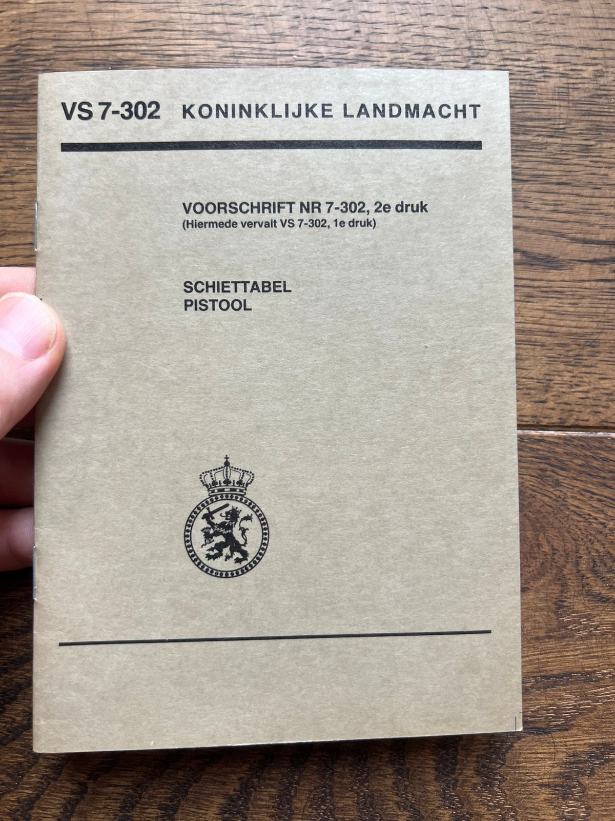 KL Defensie schiet tabel pistool Browning hi Power, Verzenden, Nederland, Embleem of Badge, Landmacht