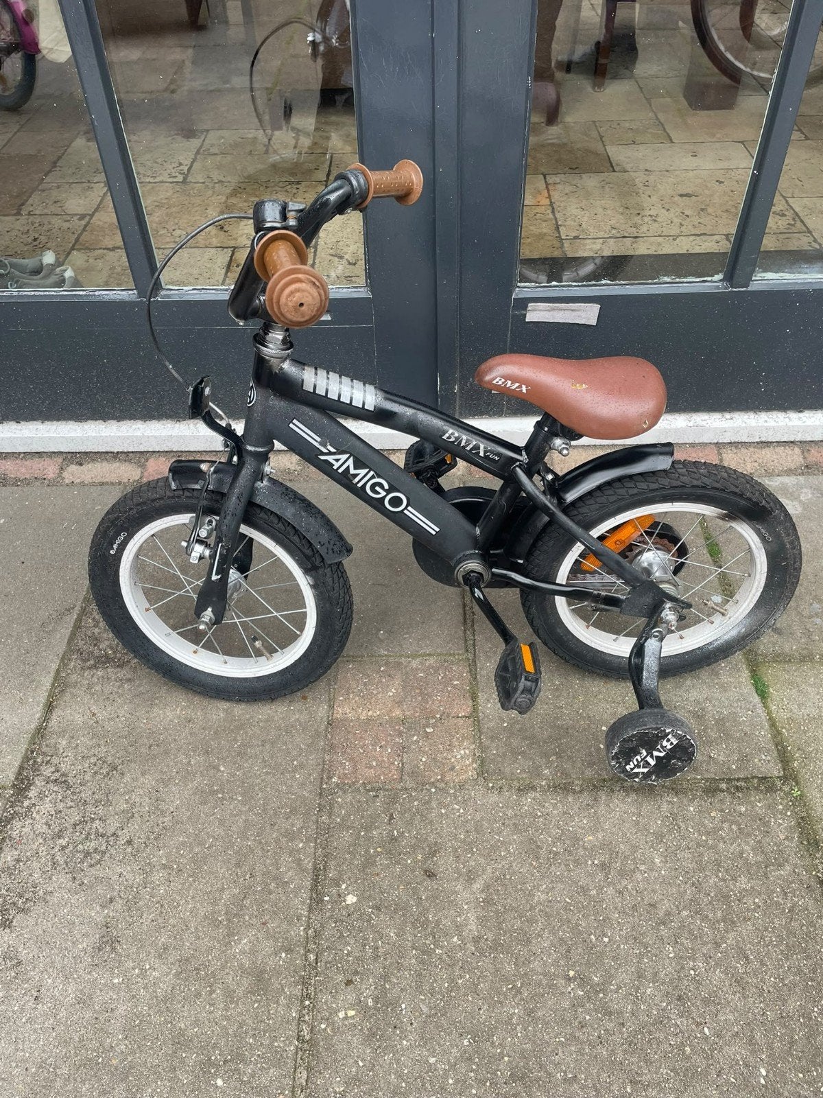 Leuk zwart kinderfietsje 14 inch amigo met zijwieltjes, Ophalen, Gebruikt, 14 inch of minder