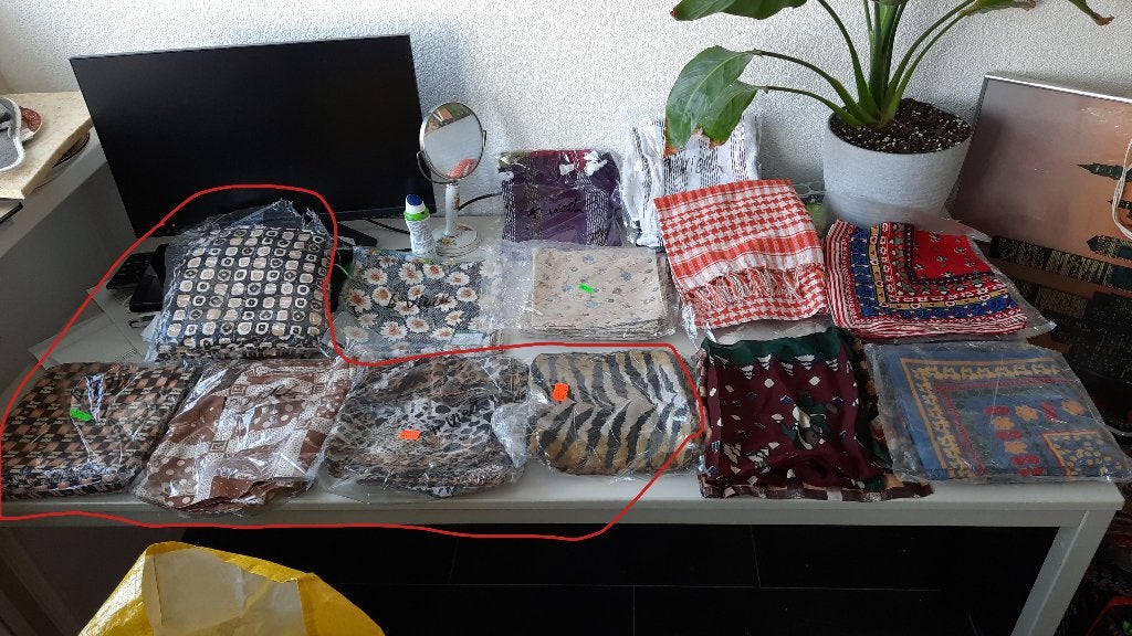 Partij met circa 10.000 fancy sjaaltjes, Maat 38/40 (M), Ophalen of Verzenden, Zo goed als nieuw, Nvt