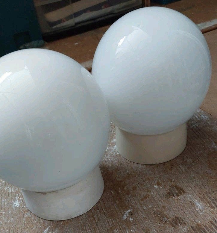 Twee glazen bollampen - diameter ca. 14 cm, Wit, Gebruikt, Industrieel, Glas