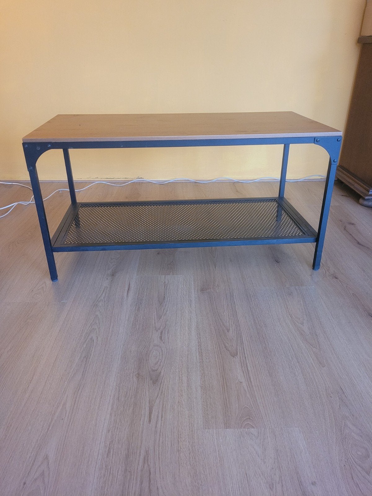 Industriële salontafel met metalen frame en houten blad, Huis en Inrichting, Tafels | Salontafels, Gebruikt, 100 tot 150 cm, 50 tot 100 cm