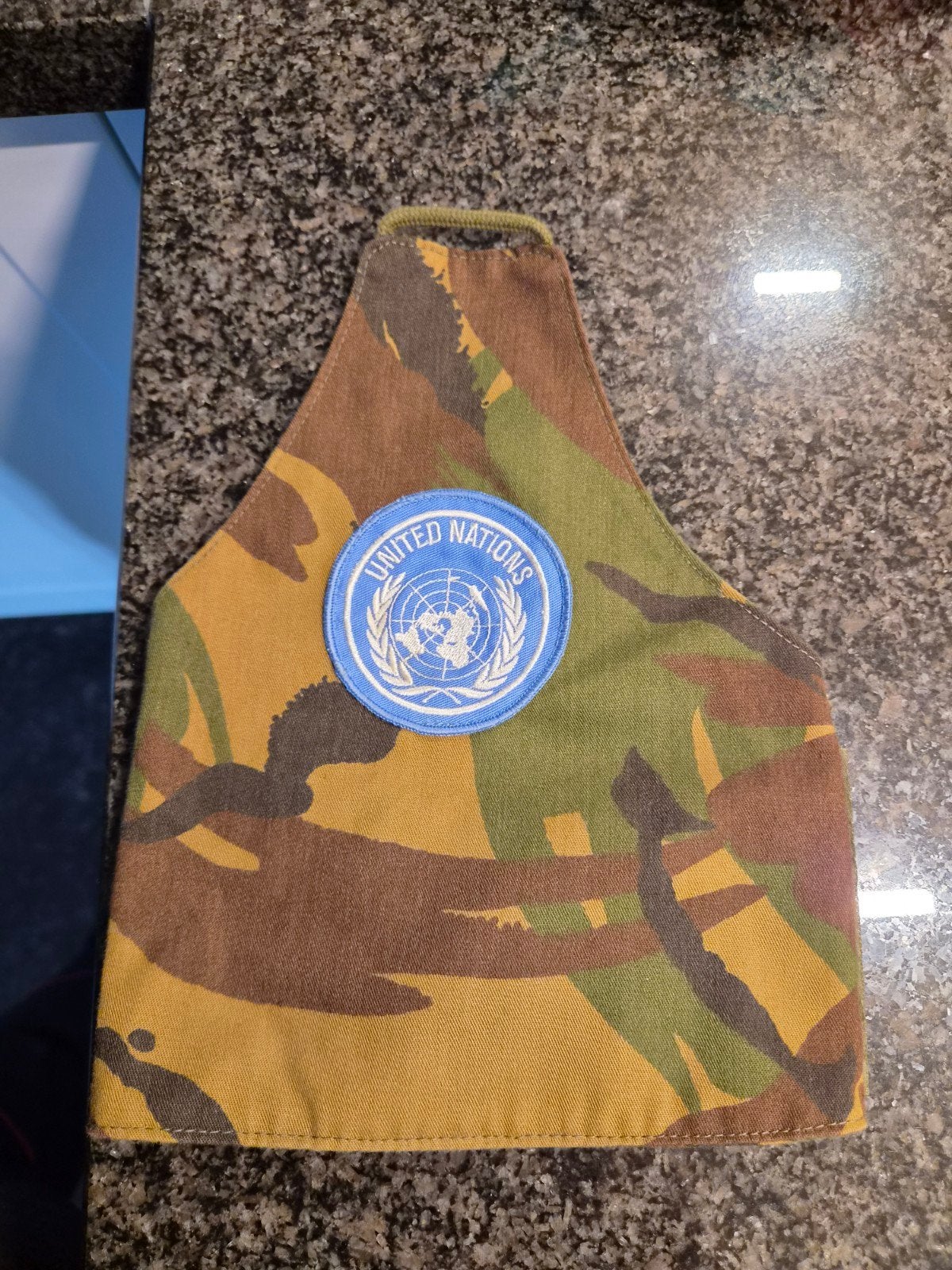 Originele KL Armband (Brassard) Woodland - United Nations (V, Verzamelen, Ophalen of Verzenden, Landmacht, Nederland, Embleem of Badge