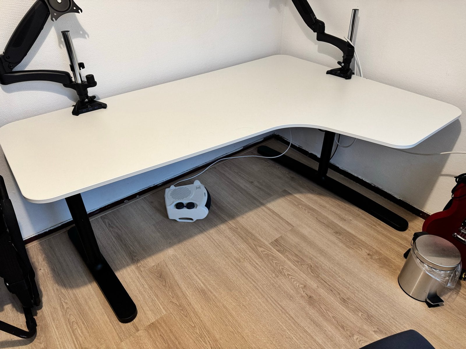 Ikea Bekant hoekbureau (rechts) 160x110cm + monitorarm, Ophalen, Gebruikt, Spaanplaat of MDF, Hoekbureau