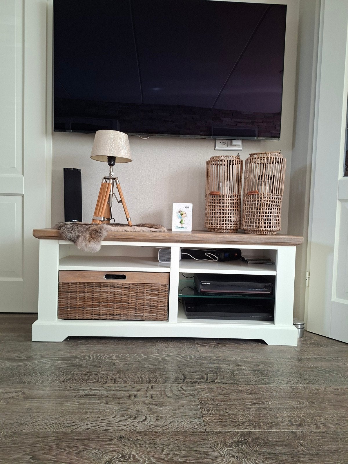 Mooi wit tv-meubel met houten blad en rieten lade, Ophalen, 100 tot 150 cm, Minder dan 100 cm, Landelijk, Modern