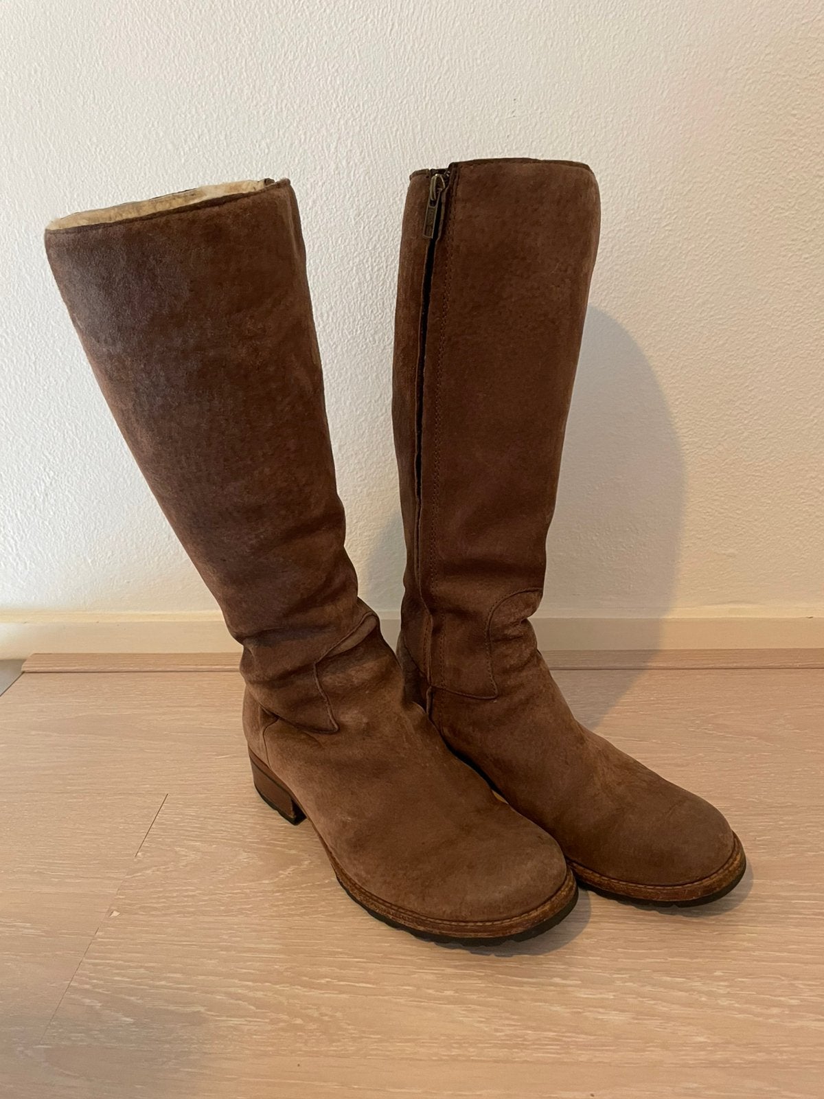 Bruin suéde  hoge Ugg laarzen, Ophalen, Hoge laarzen, Bruin, Gedragen