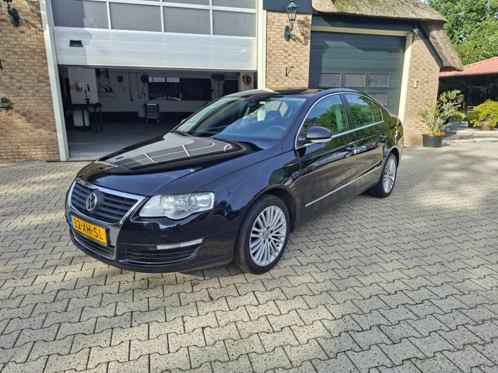 Volkswagen Passat 3.2 V6 Comflortline 4M, Auto's, Automaat, Gebruikt, Zwart, Stoelverwarming
