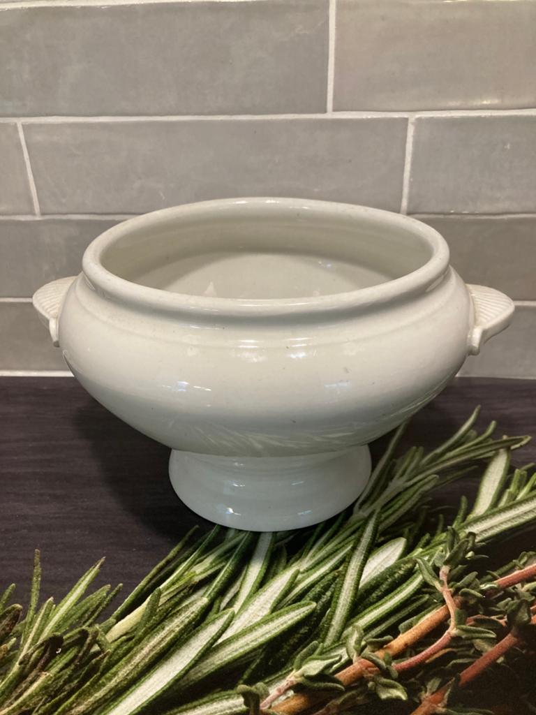 Brocante schaal op voet Petrus Regout (090724), Gebruikt, Ophalen of Verzenden, Schaal of Schalen, Overige stijlen