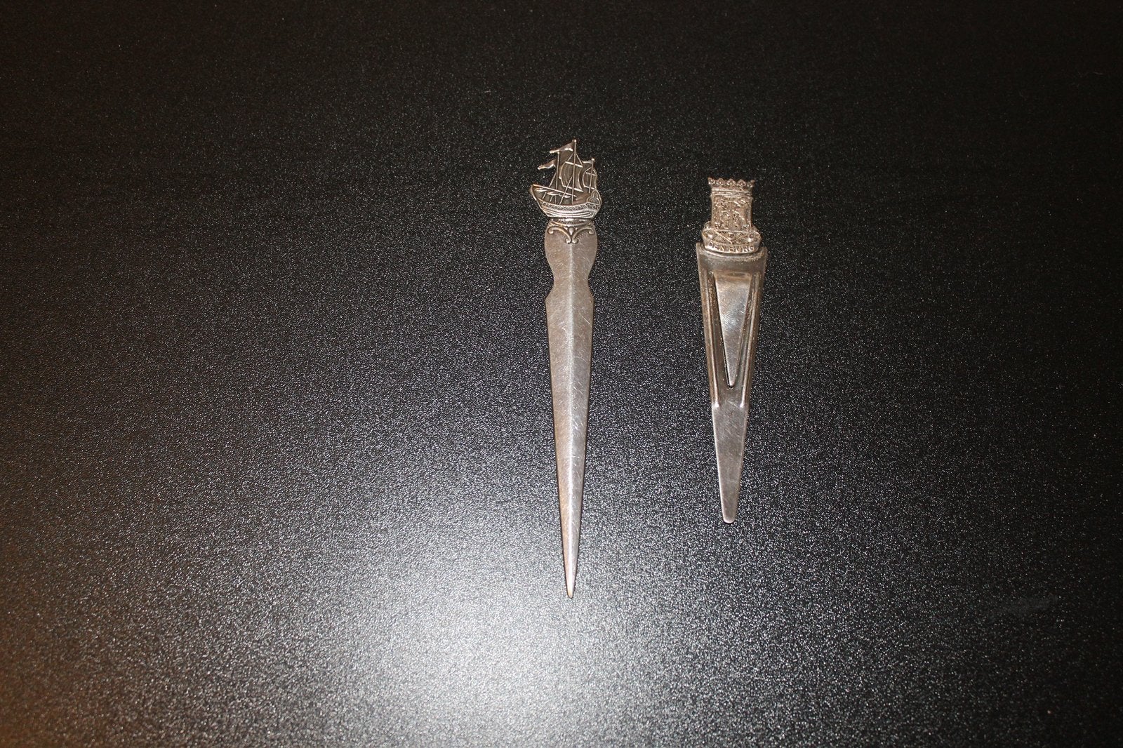 Briefopener 2 stuks, Verzamelen, Ophalen of Verzenden, Gebruikt, Stad of Land, Speldje of Pin
