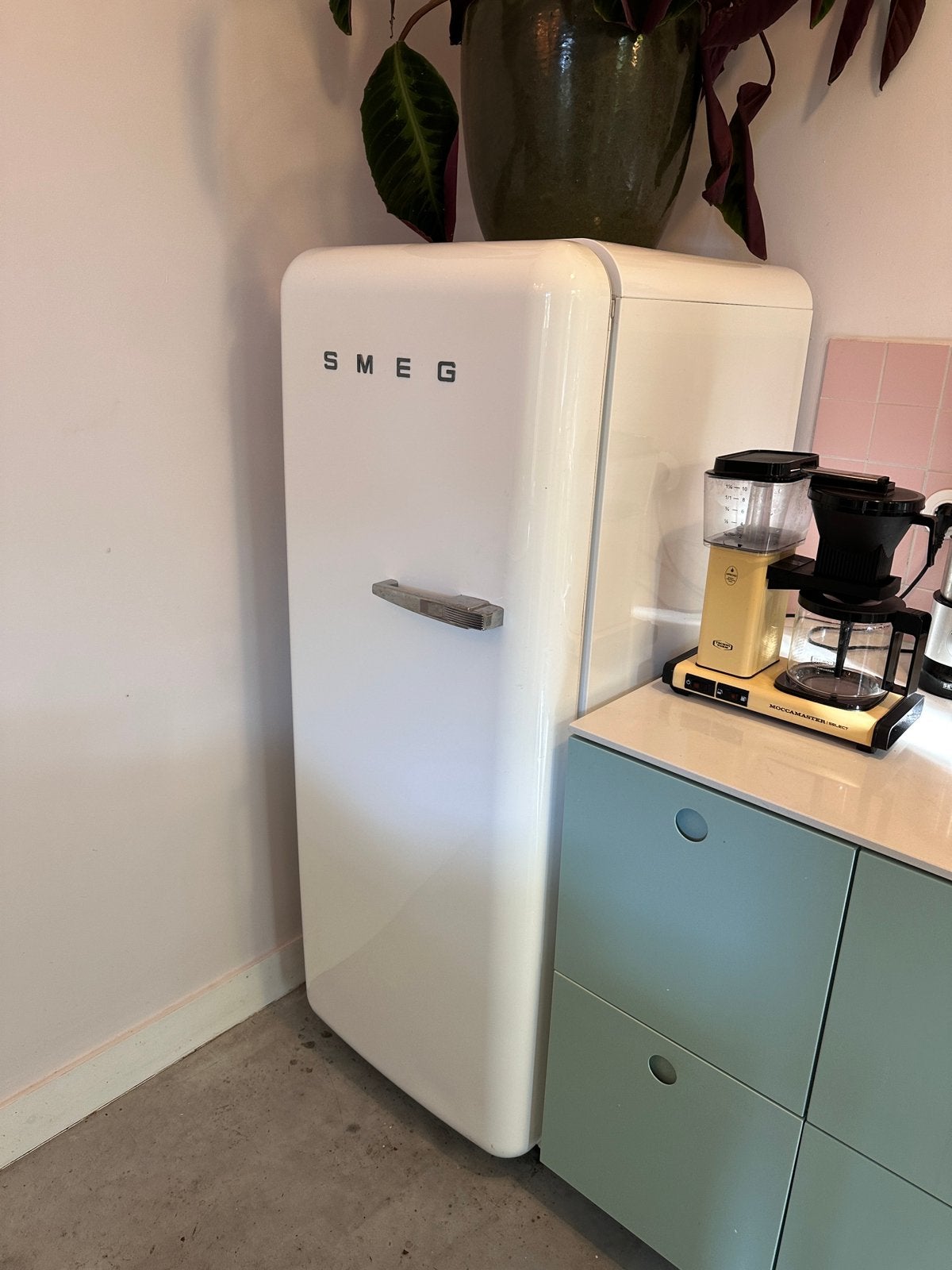 Witte Smeg koelkast, 200 liter of meer, Zo goed als nieuw, Met vriesvak, 160 cm of meer