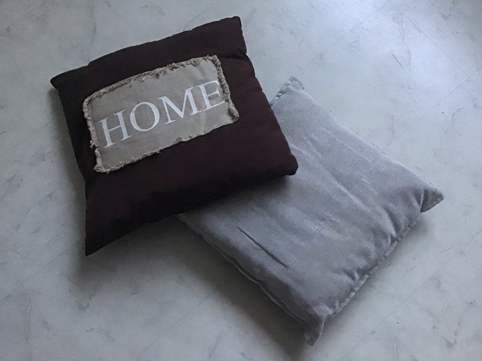 Set van 2 sierkussens: bruin met 'HOME' en lichtgrijs, Overige merken, Gebruikt, Meerkleurig, Met print