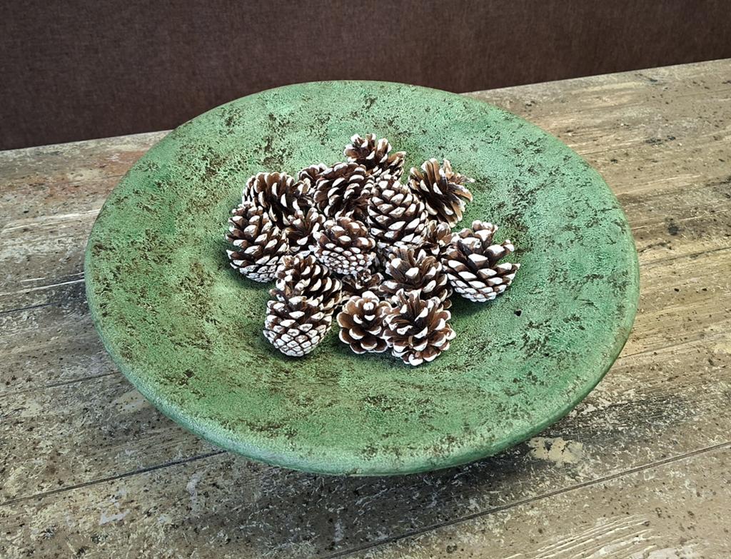 Handgemaakte aardewerk schaal – Green Patina, Huis en Inrichting, Woonaccessoires | Schalen en Manden, Ophalen of Verzenden, Zo goed als nieuw
