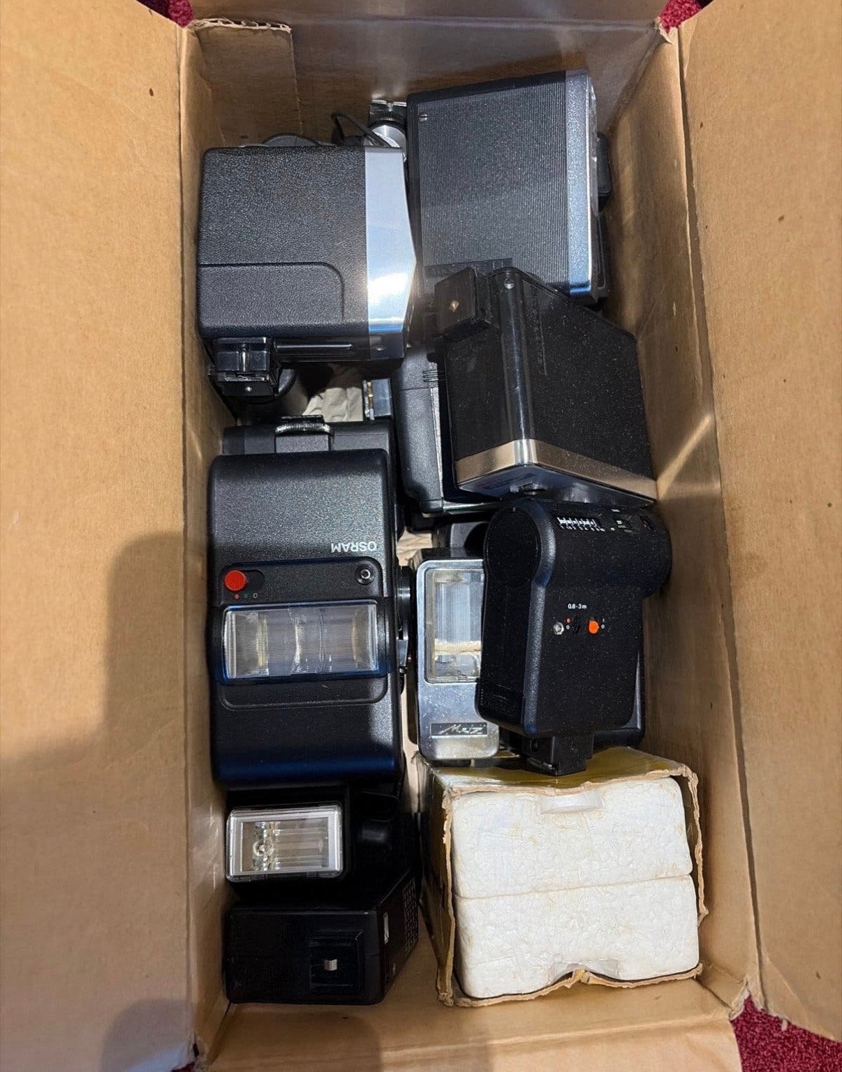 Doos vol diverse analoge flitsers, Overige merken, Gebruikt, Voor analoge fotografie, Externe flitser