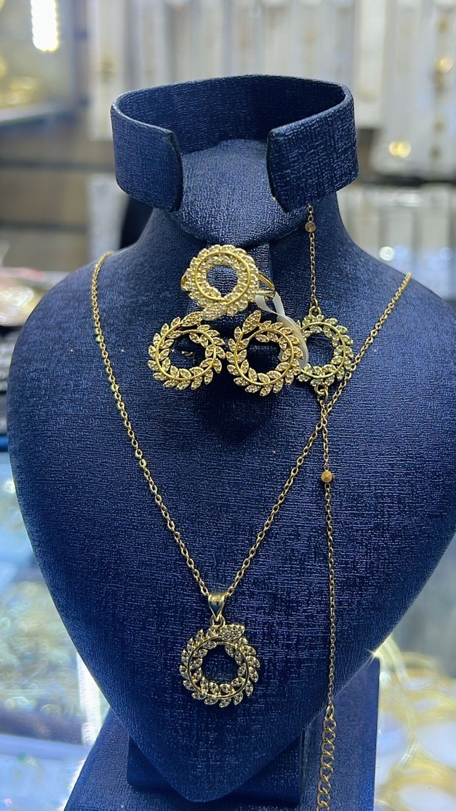 Gouden kleur  ketting met klavertje vier en turquoise steent, Overige materialen, Nieuw, Ophalen of Verzenden, Met edelsteen