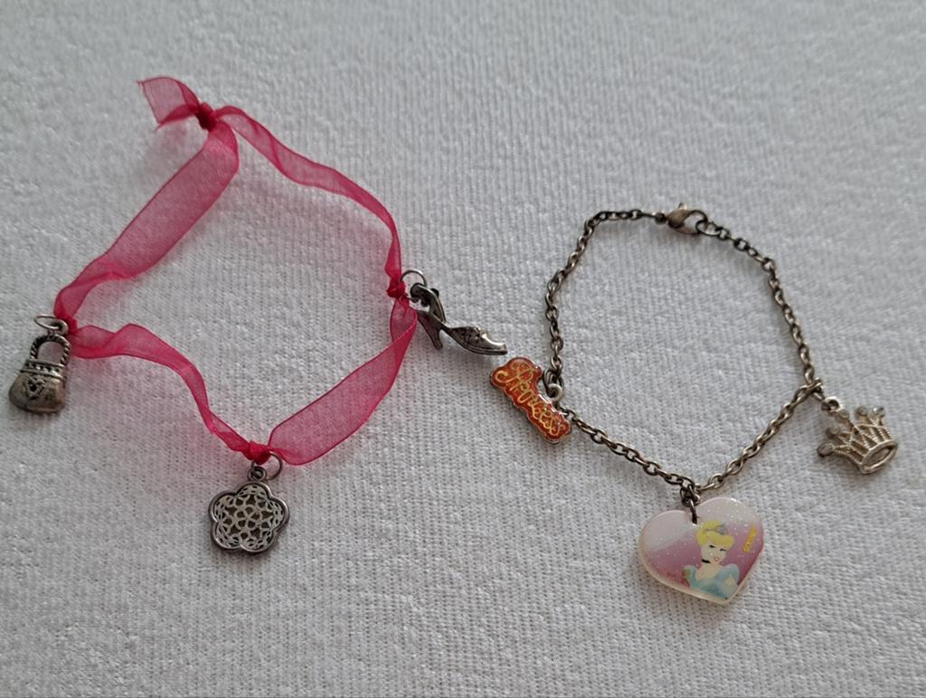 2 bedeltjes armbandjes, Ophalen of Verzenden, Zo goed als nieuw