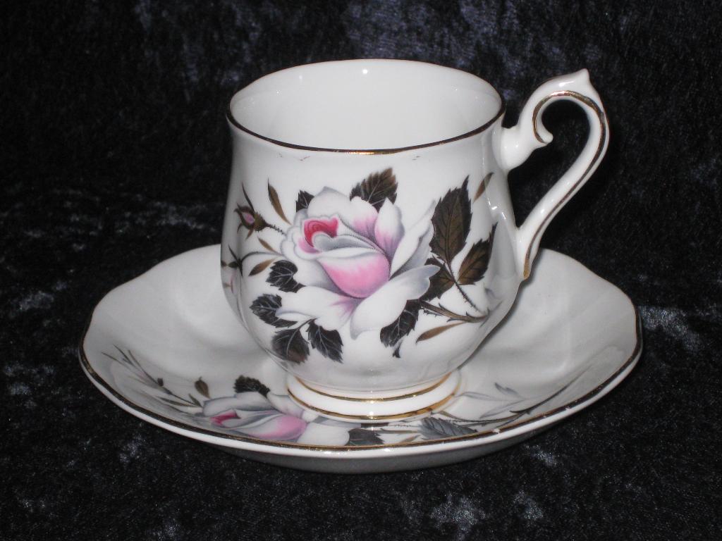 Royal Albert Queens Messenger Kopje, Ophalen, Zo goed als nieuw, Porselein, Kop en/of schotel