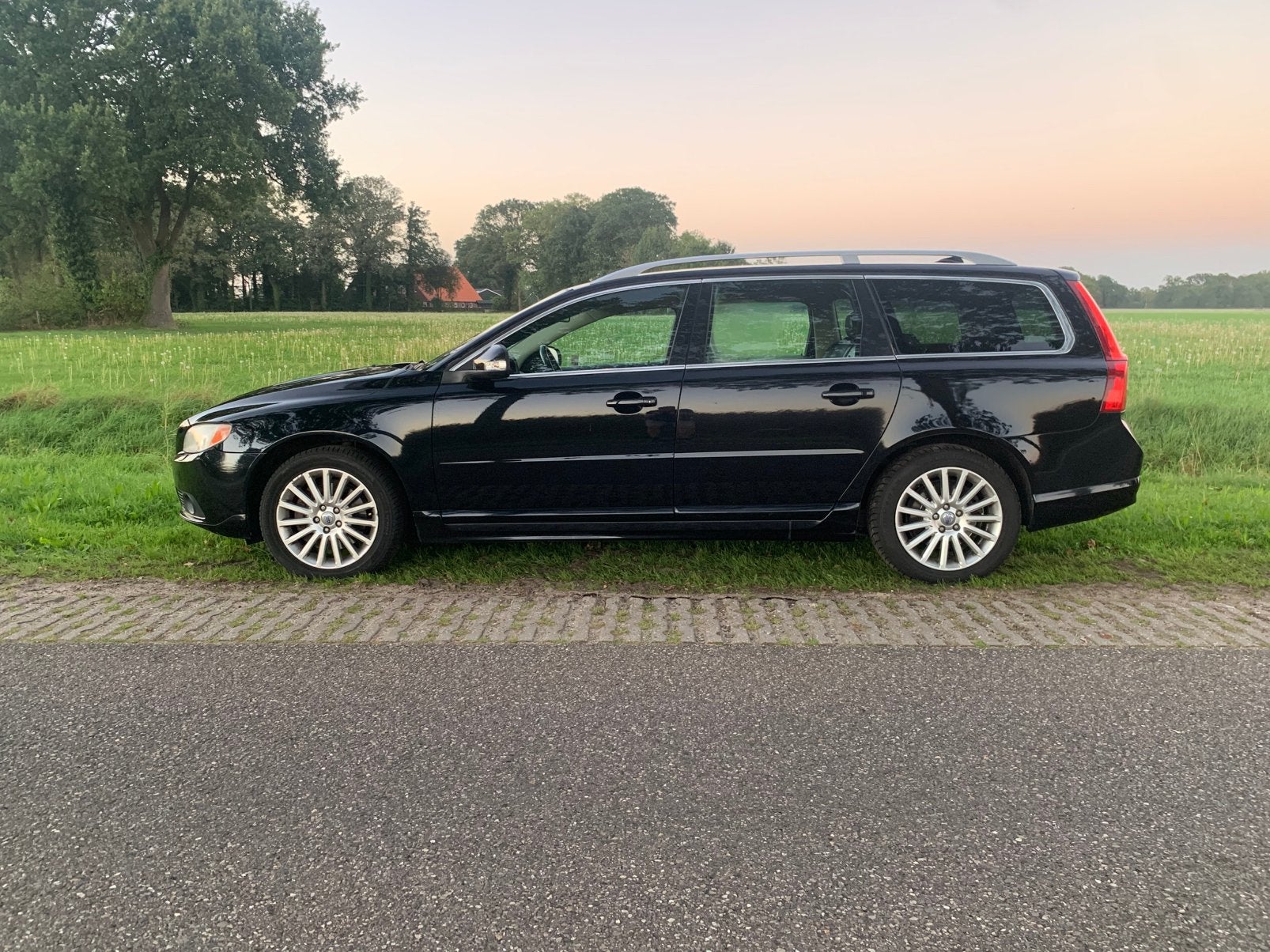 Volvo V70 2.5 T 147KW 2007 Zwart, Voorwielaandrijving, 1800 kg, Stationwagon, Handgeschakeld