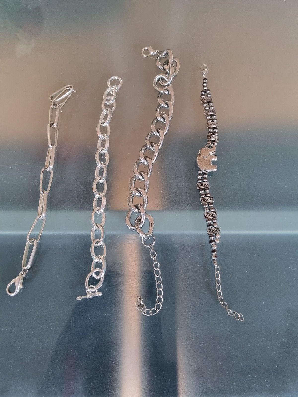 Vier armbanden. Geen zilver en een hartje., Ophalen of Verzenden, Zilver, Overige materialen