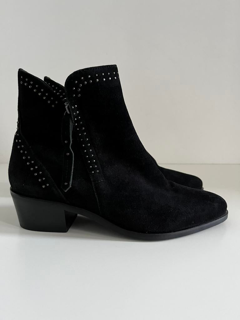 Mooie enkellaarsjes van Hassia. Maat 38,5 Zwart suède. Nieuw, Kleding | Dames, Schoenen, Ophalen of Verzenden, Zo goed als nieuw