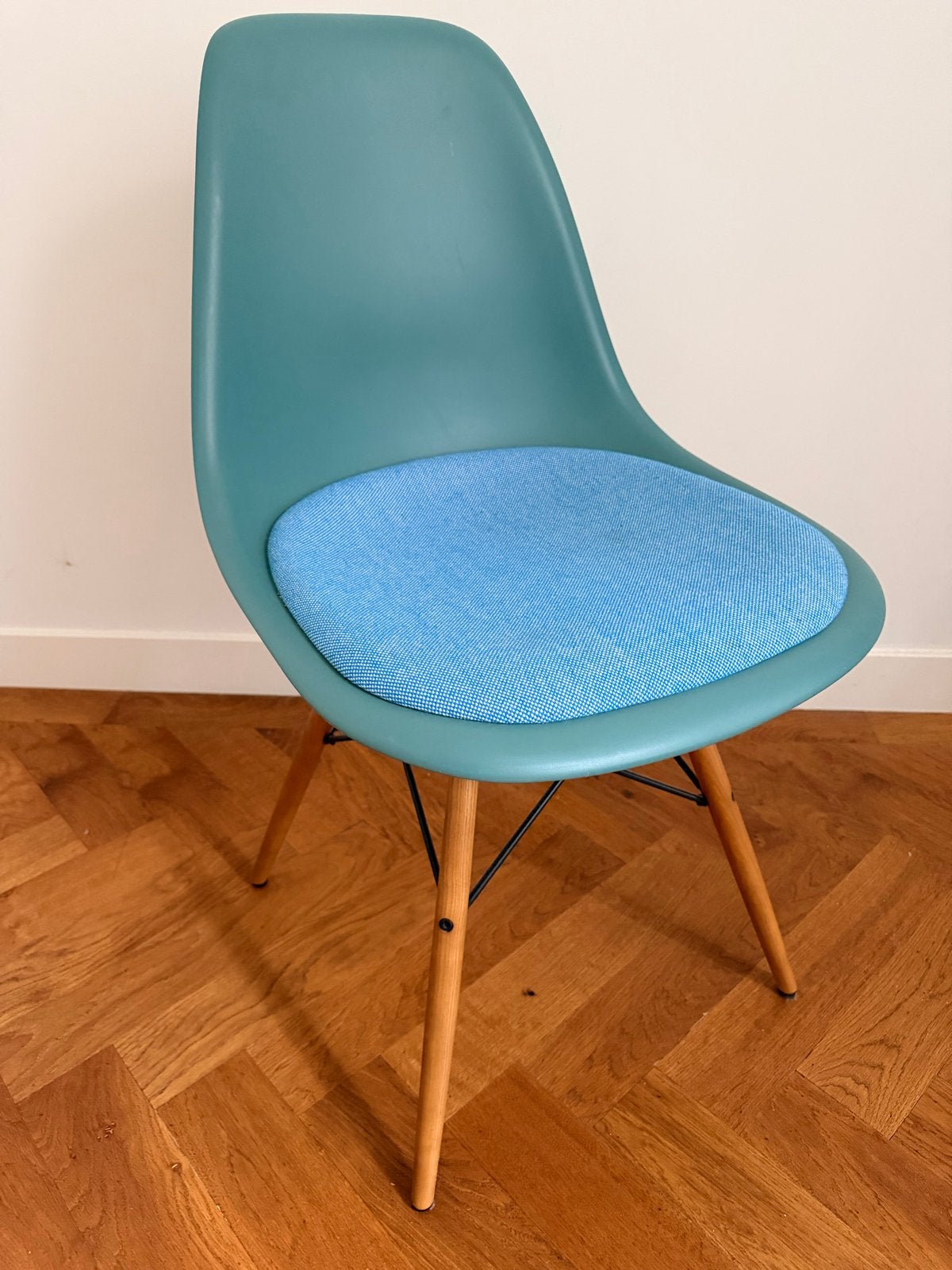 2x Vitra Eames DSW stoel - Zeeblauw met lichtblauw zitkussen, Ophalen, Kunststof, Blauw, Zo goed als nieuw