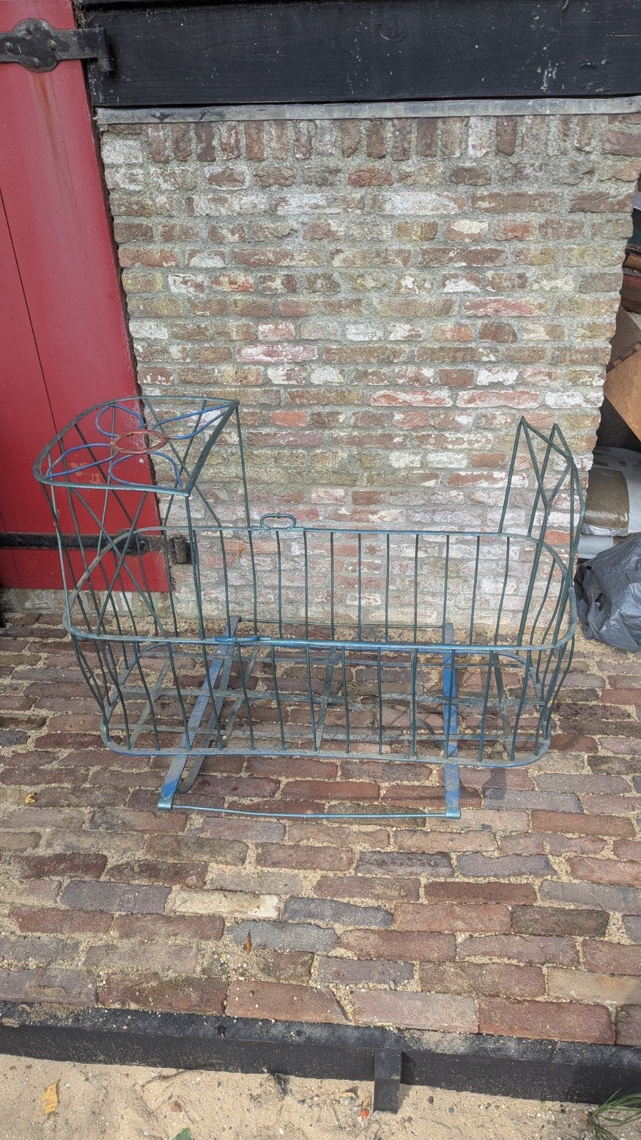 Antieke metalen wieg, Ophalen