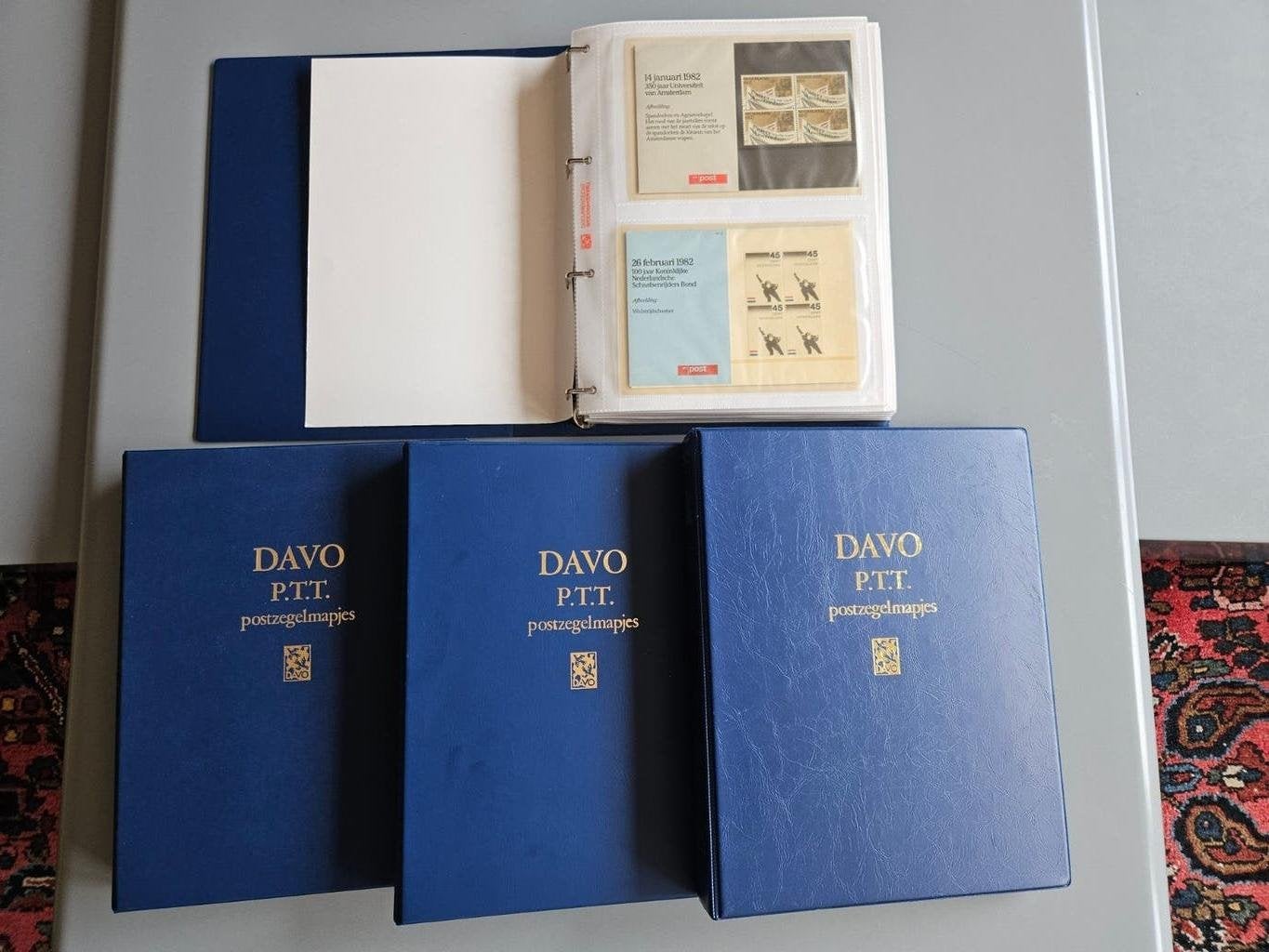 4 albums voor postzegelmapjes waarvan 1 gevuld nr 1 t/m 43, Postzegels en Munten, Postzegels | Nederland, Postfris, Na 1940, Verzenden