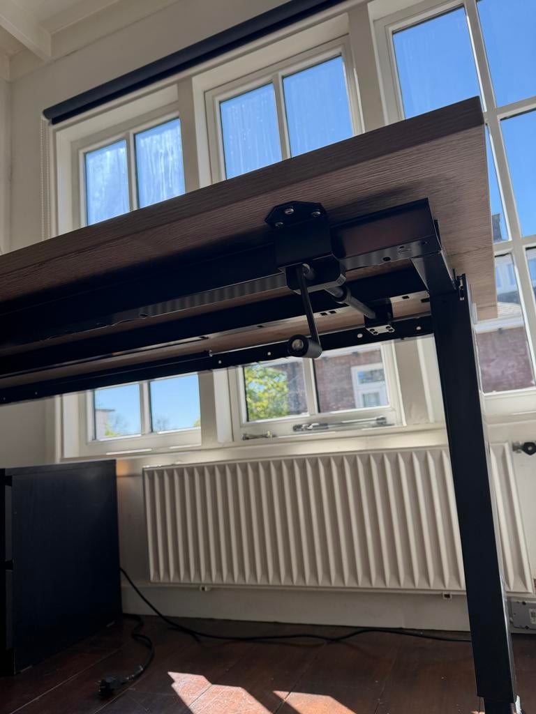 Professioneel bureau met gefineerd eiken patroon, Ophalen, Hout, Zo goed als nieuw, Bruin