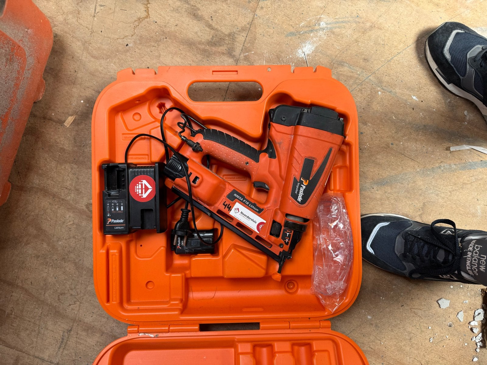 Paslode IM65 F16 Lithium tacker met lader en koffer, Ophalen of Verzenden, Gebruikt, Tacker/nietmachine, Overige merken