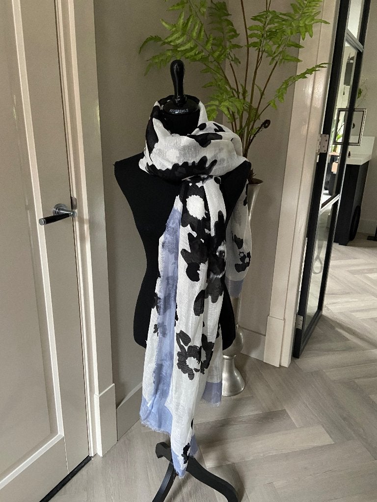 Prachtige sjaal van Marc Cain in zwart/off-white - nieuw, Kleding | Dames, Mutsen, Sjaals en Handschoenen, Maat 46/48 (XL) of groter
