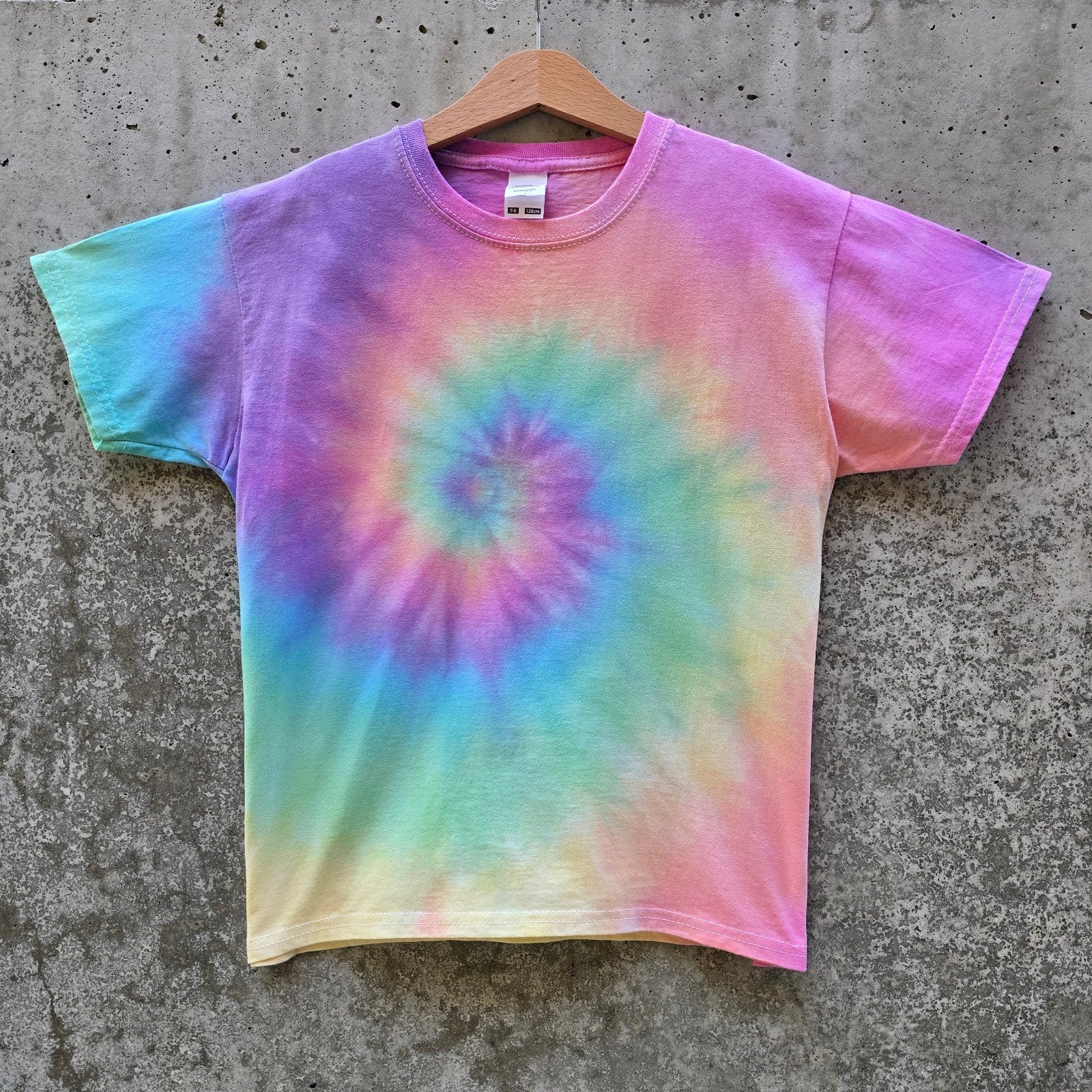 Pastel regenboog spiral tie dye zomer t-shirt maat 128, Kinderen en Baby's, Kinderkleding | Maat 128, Spiral Creaties, Jongen of Meisje