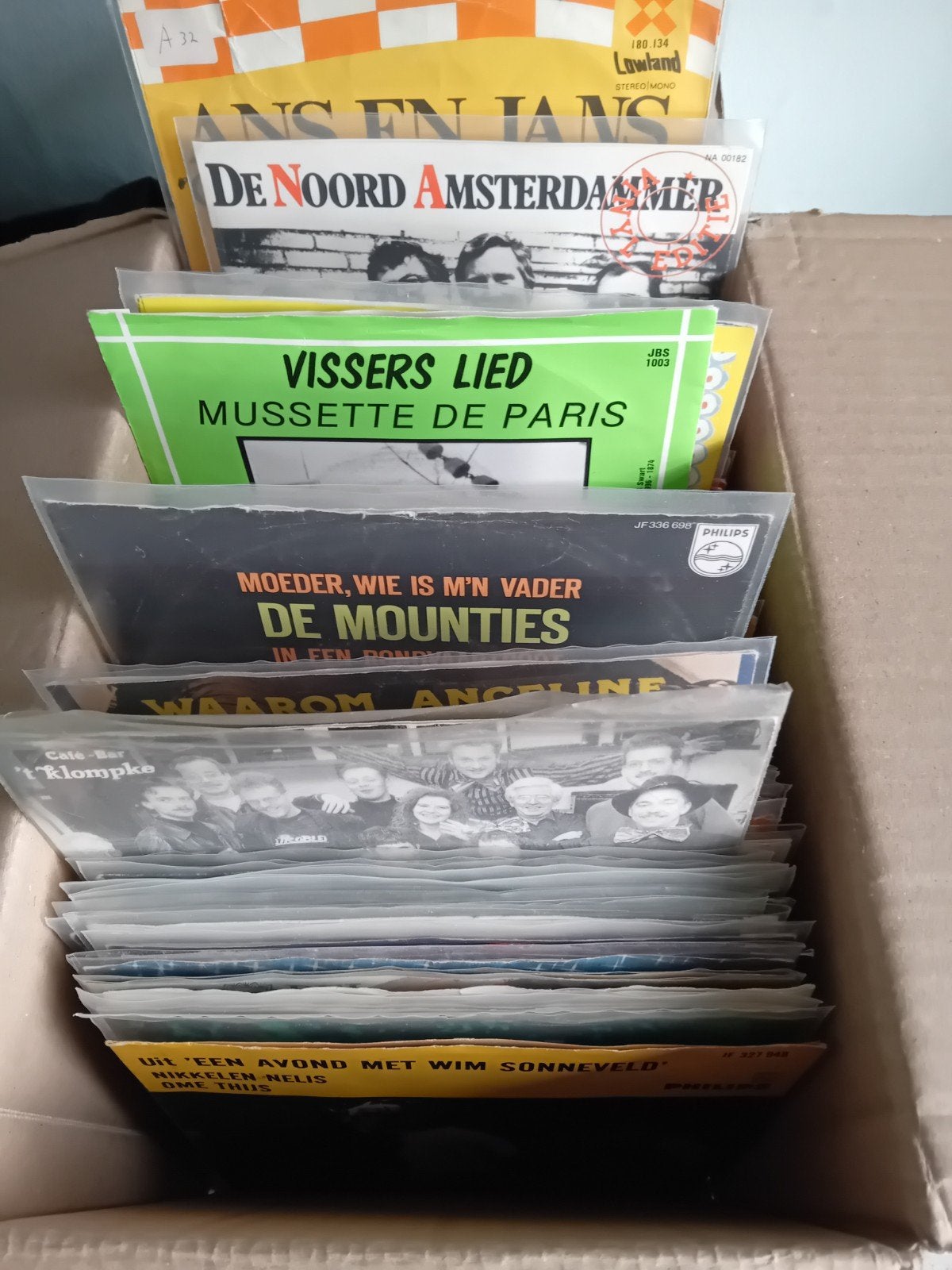Doos met 130 vinyl singles - Diverse genres nederlandstalig, Cd's en Dvd's, Gebruikt, 7 inch, EP, Nederlandstalig