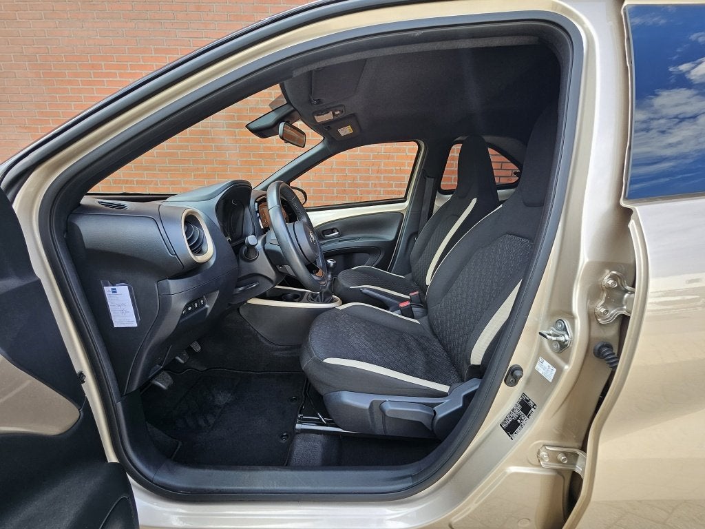 Toyota Aygo X 1.0 VVT-i Pulse Two Tone Carplay 17" Velgen, 12 maanden, Gebruikt, Euro 6, 4 stoelen
