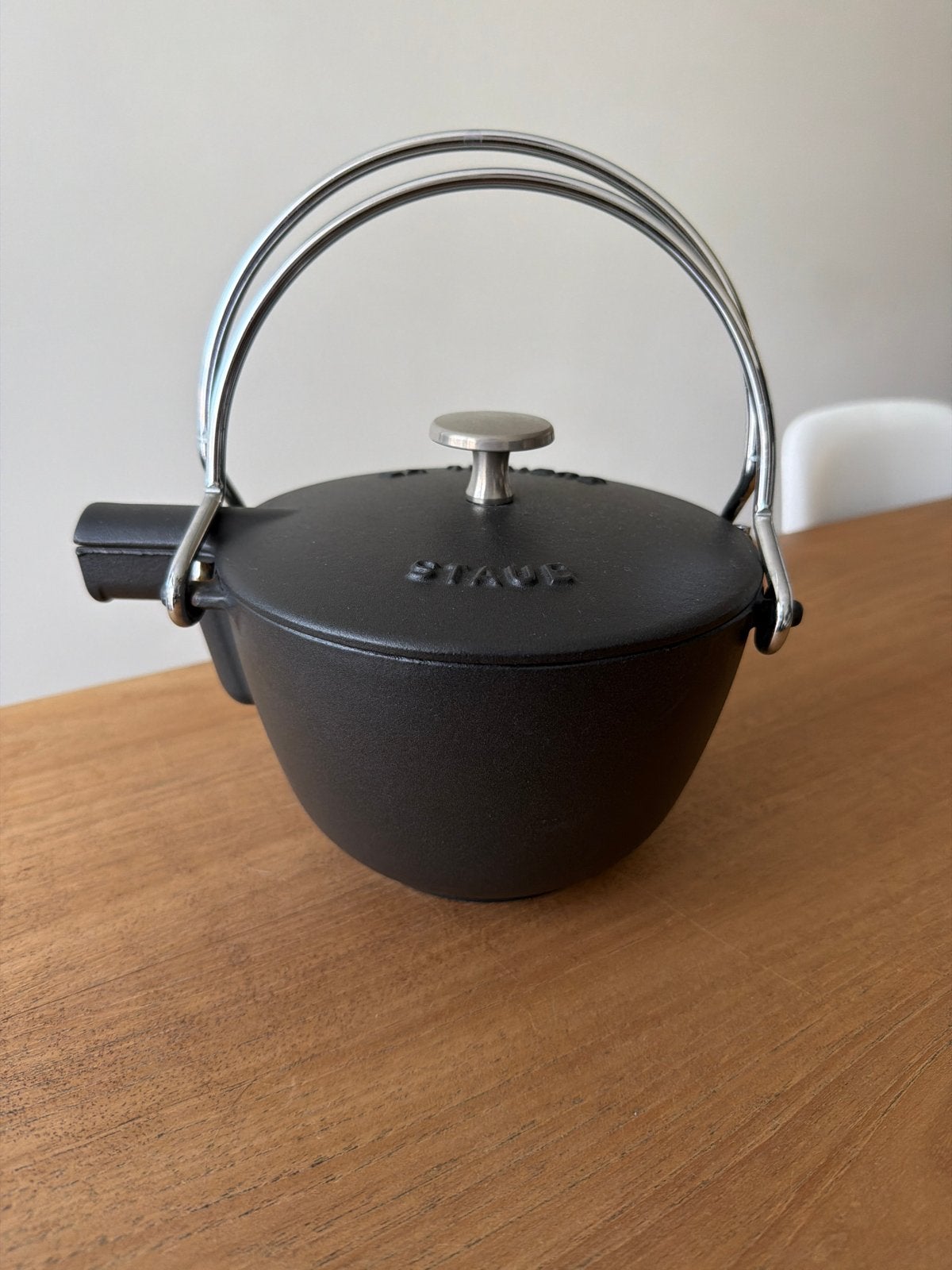 Staub theepot zwart gietijzer met zilverkleurige knop, Huis en Inrichting, Keuken | Keukenbenodigdheden, Zo goed als nieuw, Zwart