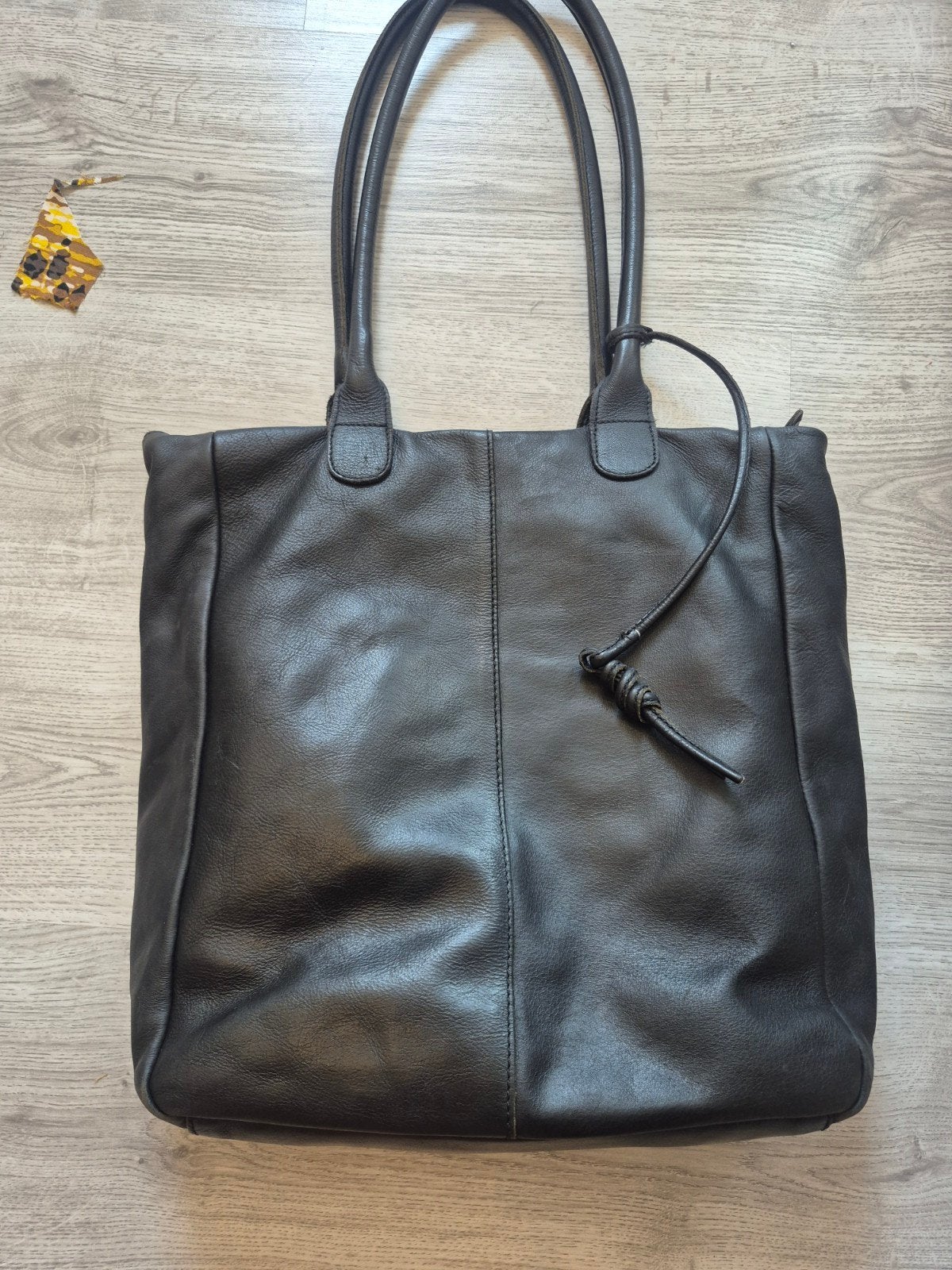 mooie zwarte (leren?) tas van the little green bag, Sieraden, Tassen en Uiterlijk, Ophalen of Verzenden, Zo goed als nieuw, Zwart