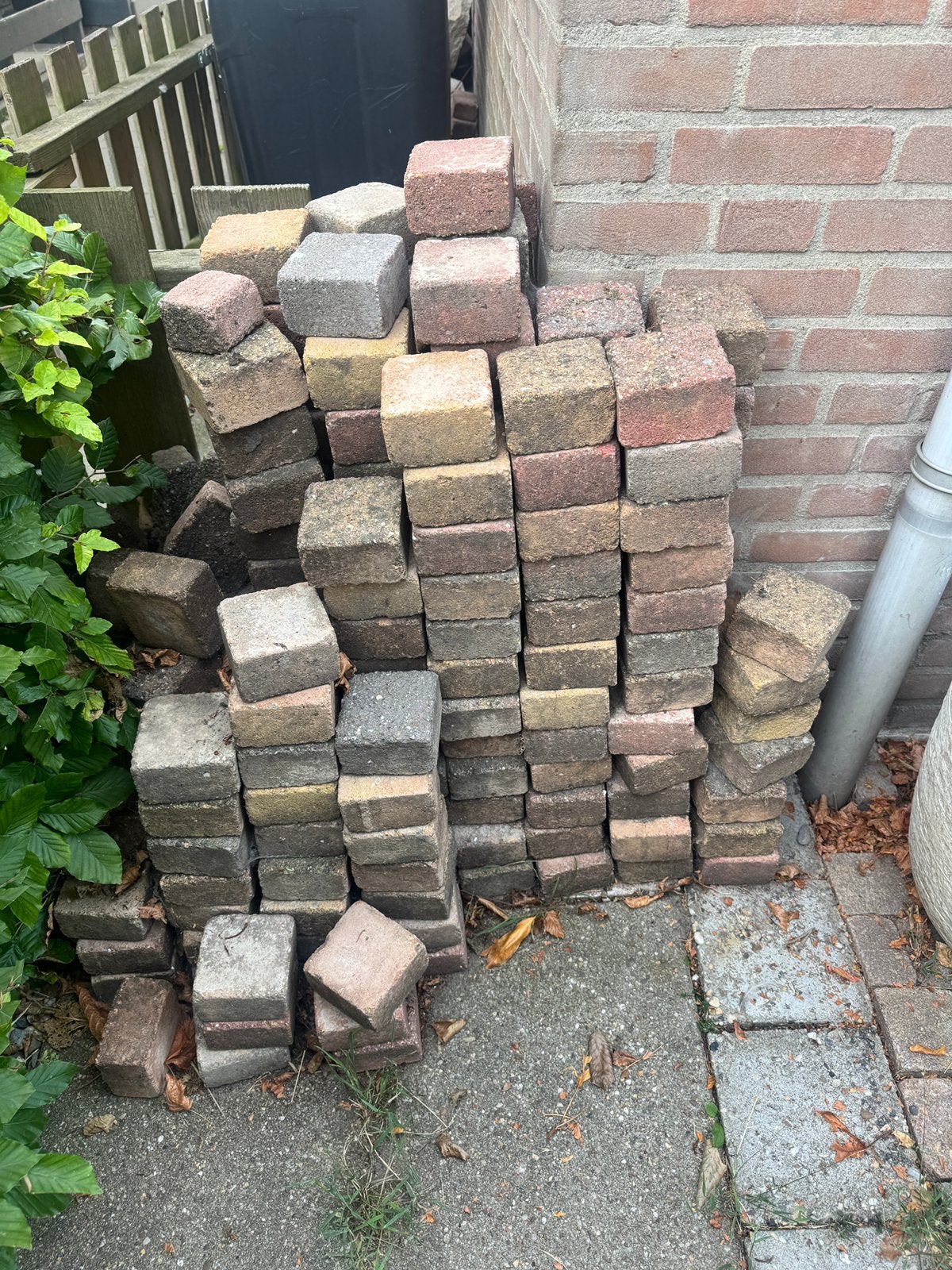 Gratis af te halen, iets meer dan 3 m2 / 300 tegels 10 x 10, Tuin en Terras, Ophalen, Gebruikt, Klinkers, Minder dan 5 m²