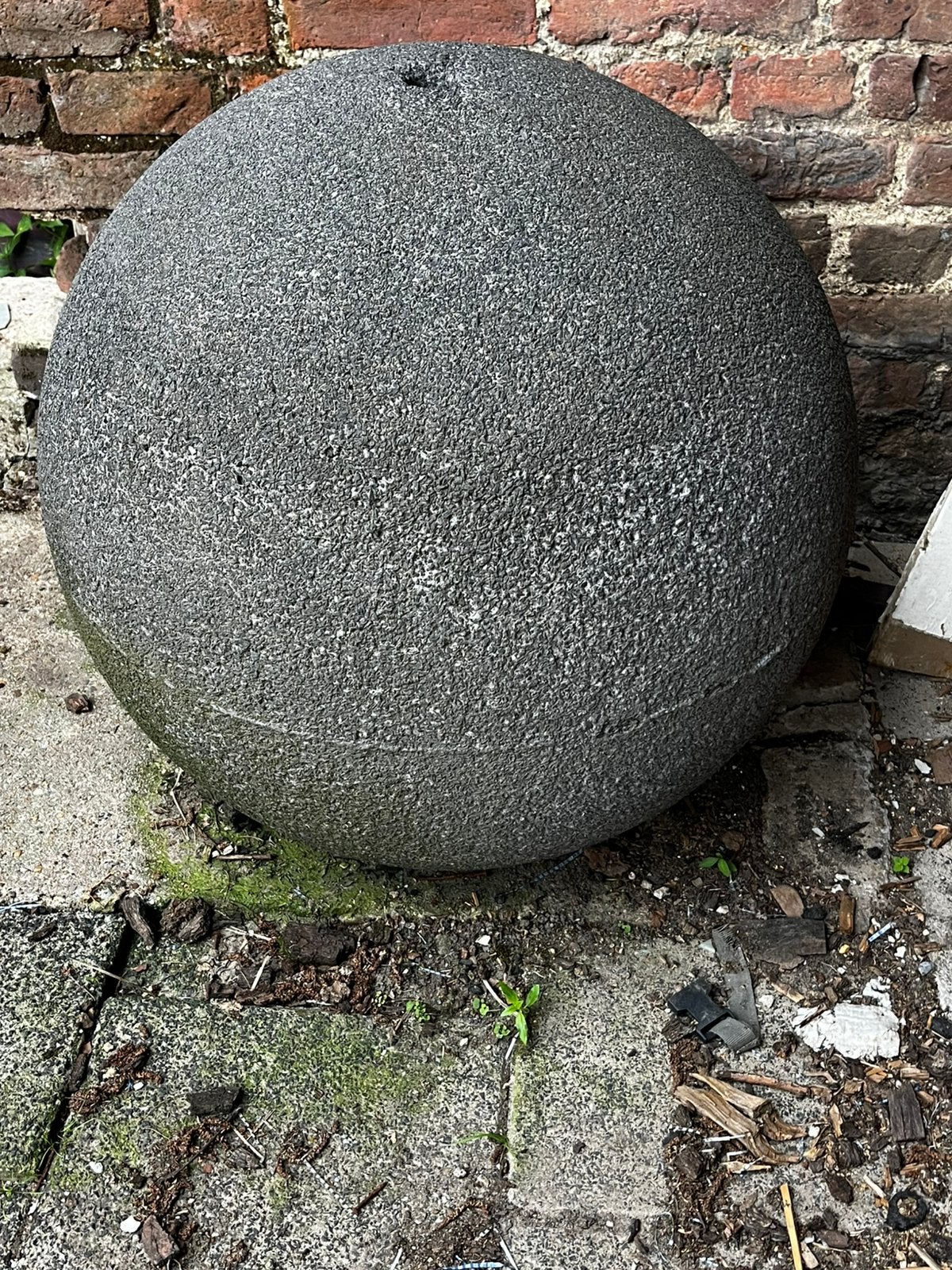 Stenen bol met gat voor waterslang, Tuin en Terras, Ophalen, Zo goed als nieuw, Beton, Waterornament