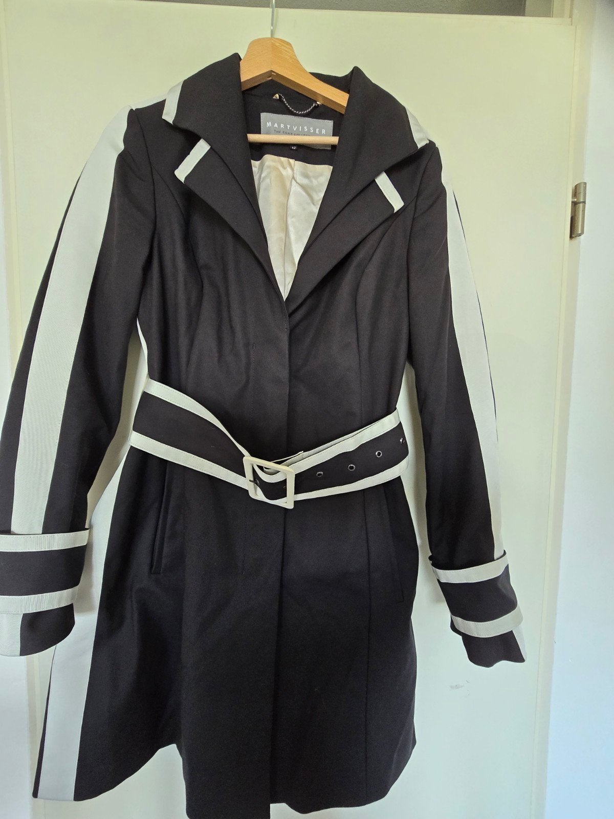 Mart Visser Zwarte Trenchcoat met Witte Details maat 42, Mart Visser, Zwart, Maat 42/44 (L), Ophalen of Verzenden