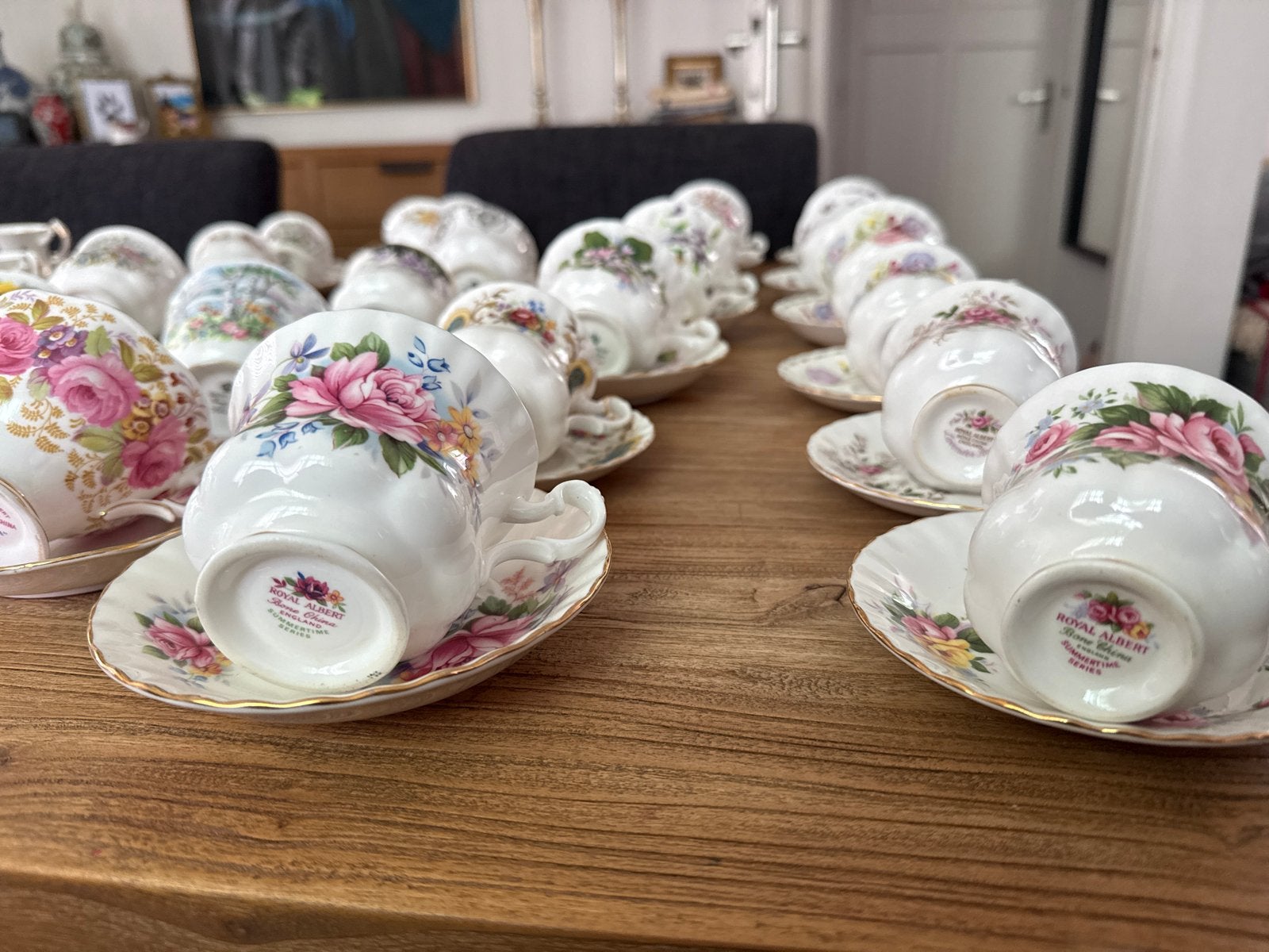 16 Royal Albert theekopjes met bijpassende en schotels, Ophalen