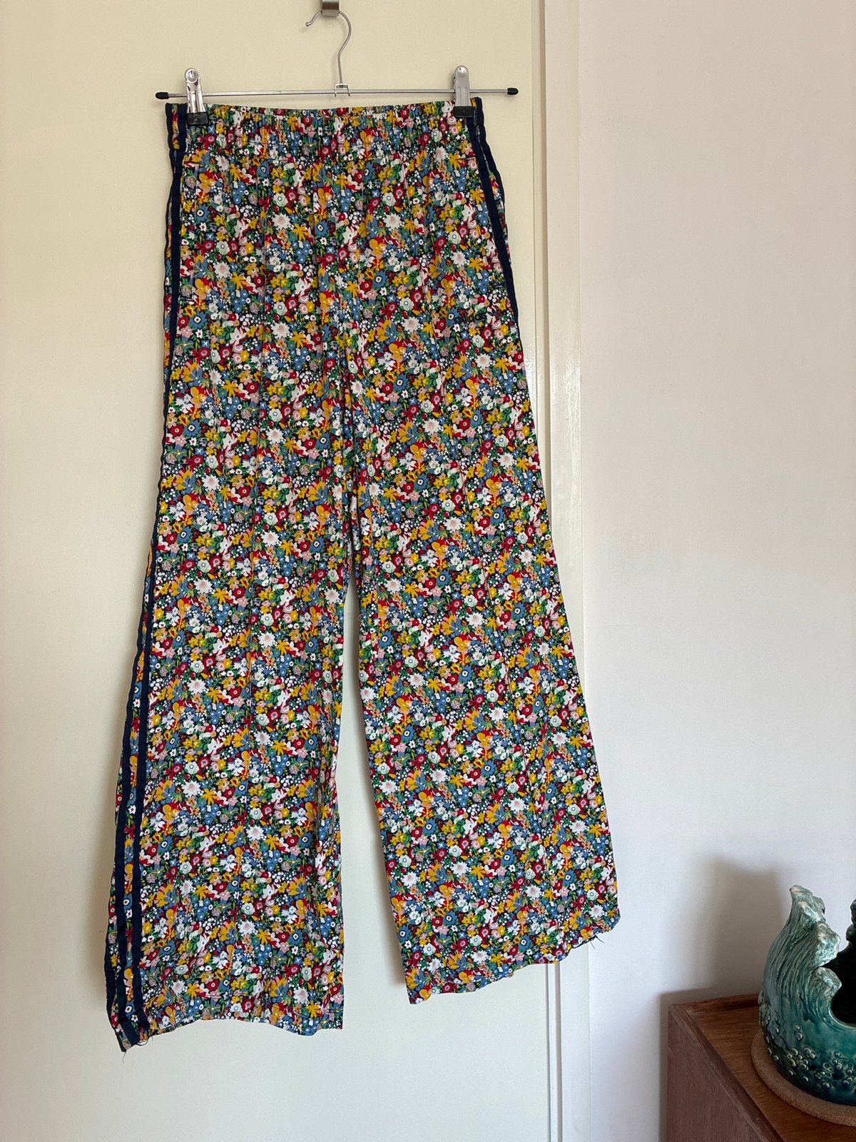 Adidas bloemenprint broek met strepen, Meerkleurig, Ophalen of Verzenden, Zo goed als nieuw, Maat 36 (S)