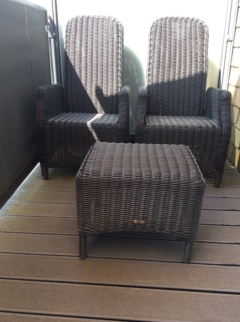 Twee hoge tuinstoelen en een voetenbankje, Tuin en Terras, Tuinstoelen, Ophalen, Gebruikt, Kunststof, Verstelbaar
