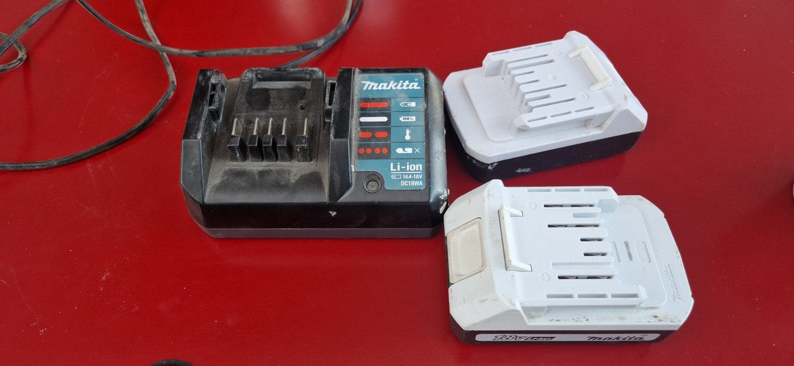 Makita Li-ion acculader DC18WA met 2 accu's (1.3Ah en 2.0Ah), Ophalen of Verzenden, Gebruikt, Overige merken, Overige typen