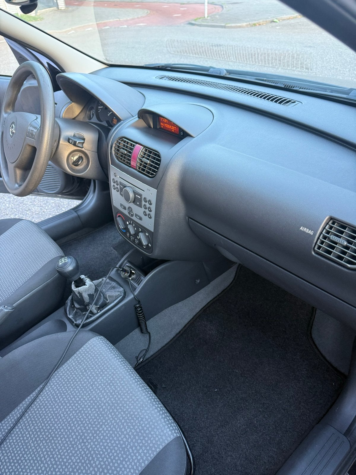 Foto 22 van Opel Corsa 1.2 Twinport | 2e eigenaar | Airco | APK 06-2027