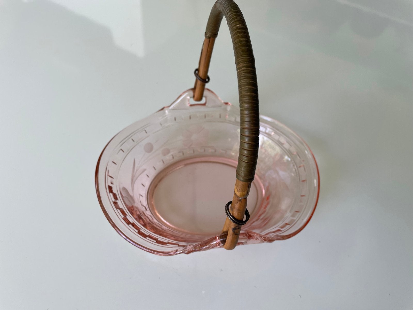 Antieke Roze Glas Bonbonschaal met Rotan Handvat, Antiek en Kunst, Ophalen of Verzenden