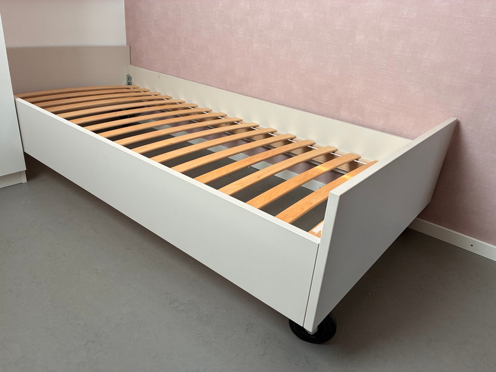 Stevig eenpersoons (kinder)bed off-white met wielen, Ophalen, Gebruikt, 90 cm, Eenpersoons