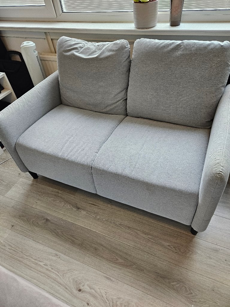 IKEA ANGERSBY 2-zitsbank – zo goed als nieuw – lichtgrijs, Huis en Inrichting, Banken | Sofa's en Chaises Longues, Ophalen, Tweepersoons