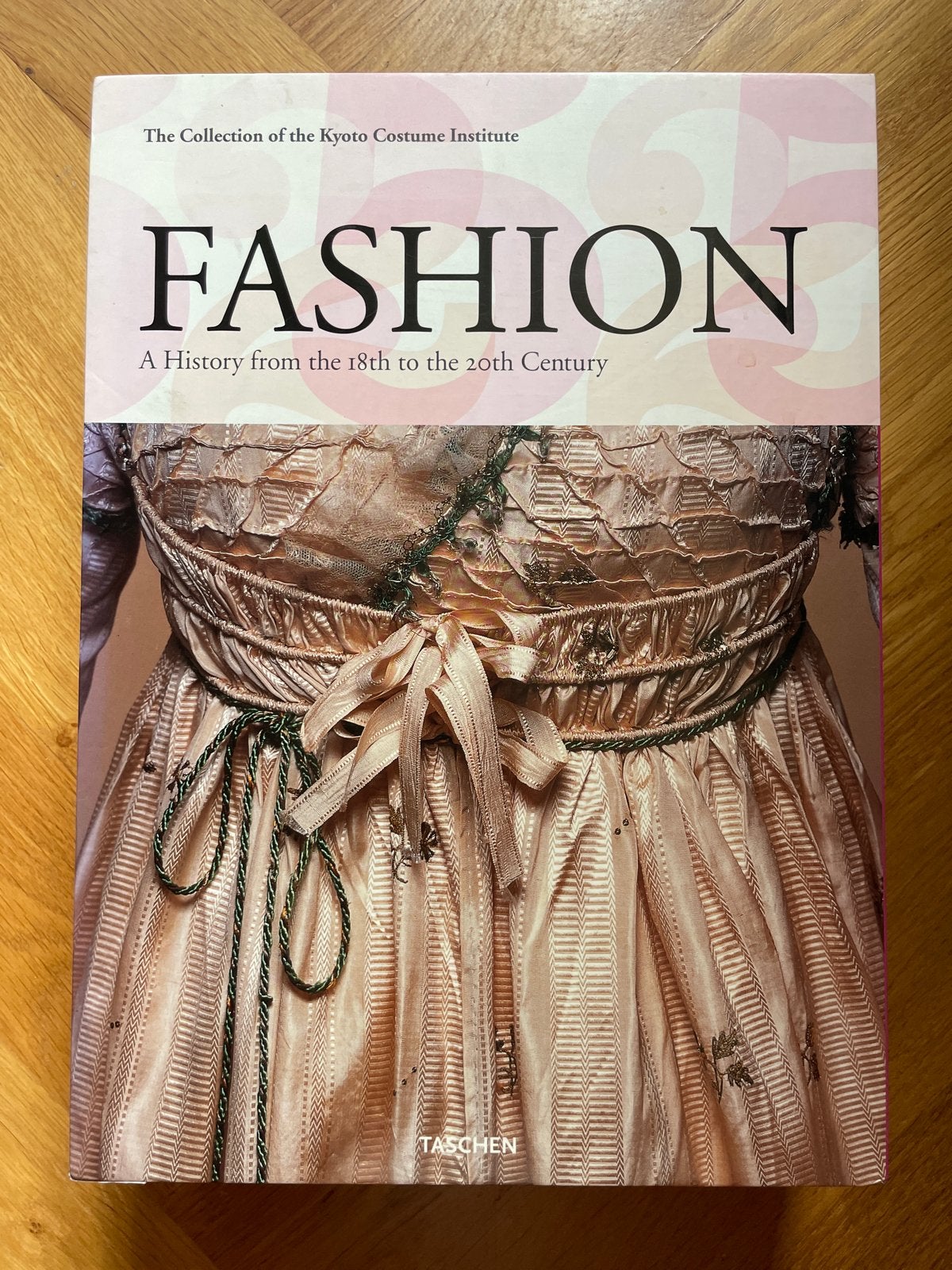 FASHION | Taschen: 2 salontafelboeken, 3 eeuwen damesmode, Ophalen of Verzenden, Zo goed als nieuw, Mode algemeen